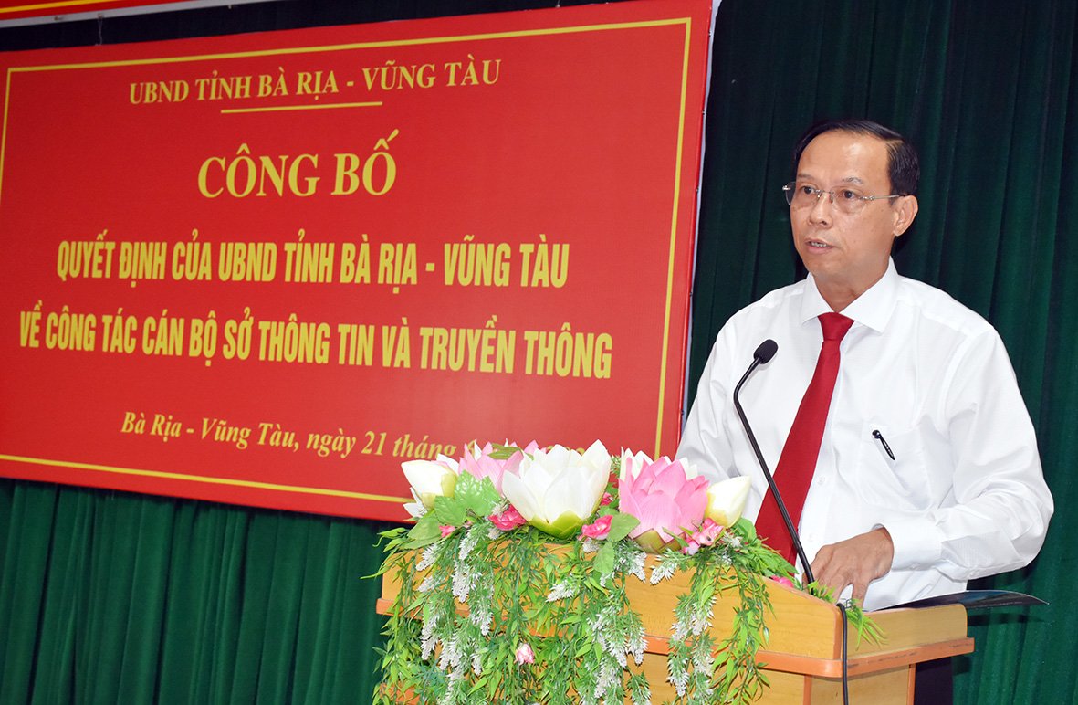 Ông Nguyễn Văn Thọ, Chủ tịch UBND tỉnh phát biểu giao nhiệm vụ cho ông Lê Văn Tuấn.