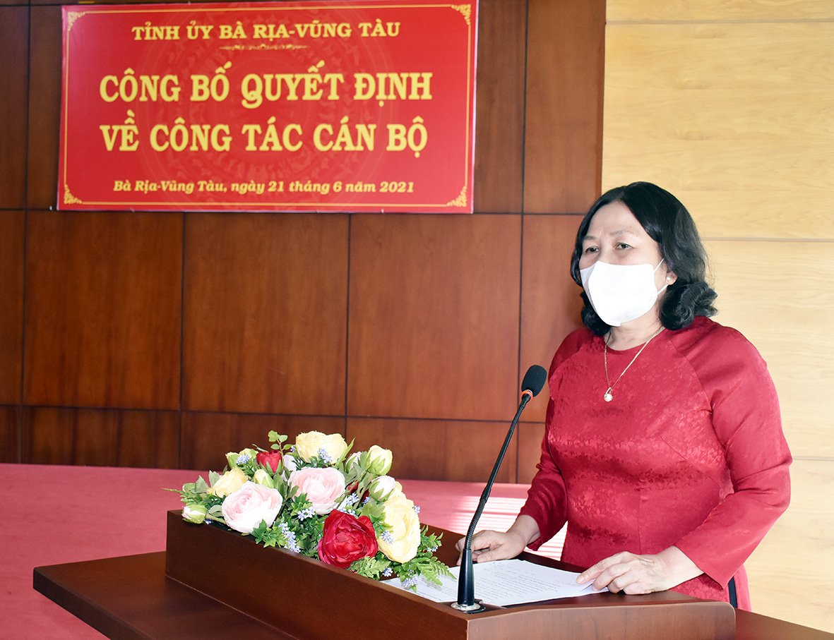 Bà Nguyễn Thị Yến, Phó Bí thư Thường trực Tỉnh ủy, Trưởng Đoàn ĐBQH t phát biểu giao nhiệm vụ cho ông Lê Văn Lâm.