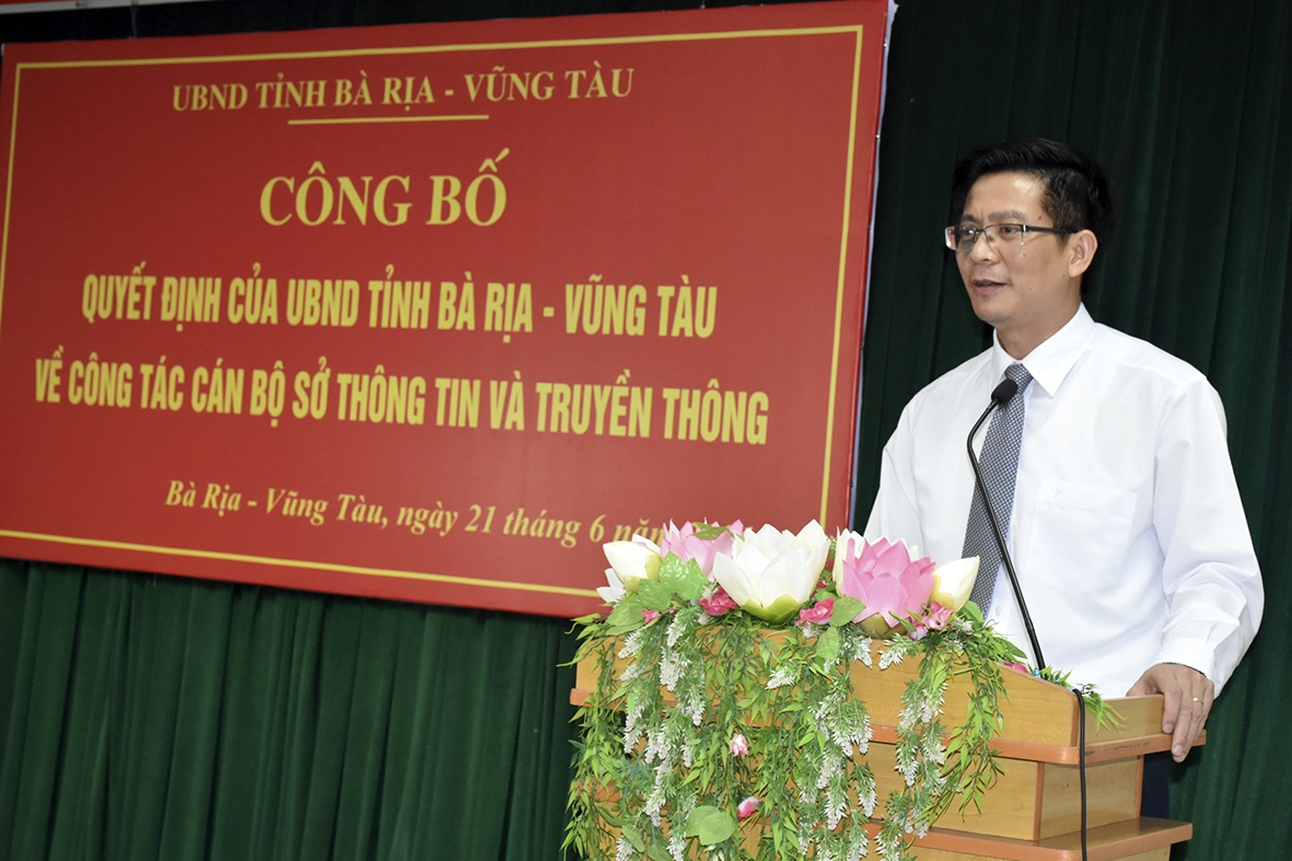 Tân Giám đốc Sở TT-TT tỉnh Lê Văn Tuấn phát biểu nhận nhiệm vụ.