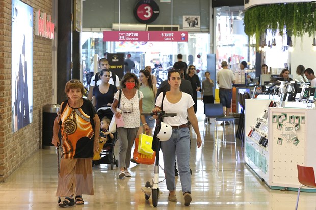 Người dân không phải bắt buộc đeo khẩu trang tại một trung tâm mua sắm ở Tel Aviv, Israel, ngày 15/6.