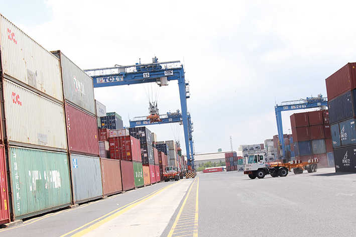 Thiếu container rỗng là một trong những nguyên nhân khiến giá cước vận tải tăng.