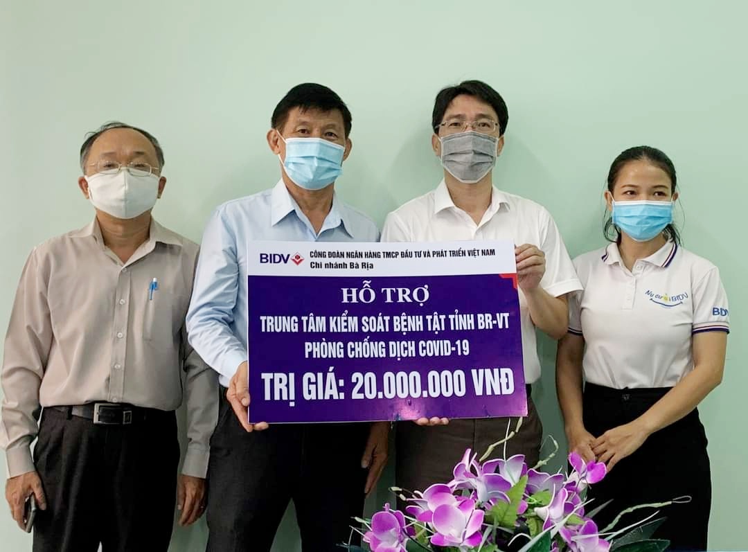 Đại diện BIVD Bà Rịa trao tặng 20 triệu đồng cho lực lượng tuyến đầu chống dịch COVID-19. Ảnh: NHÃ UYÊN