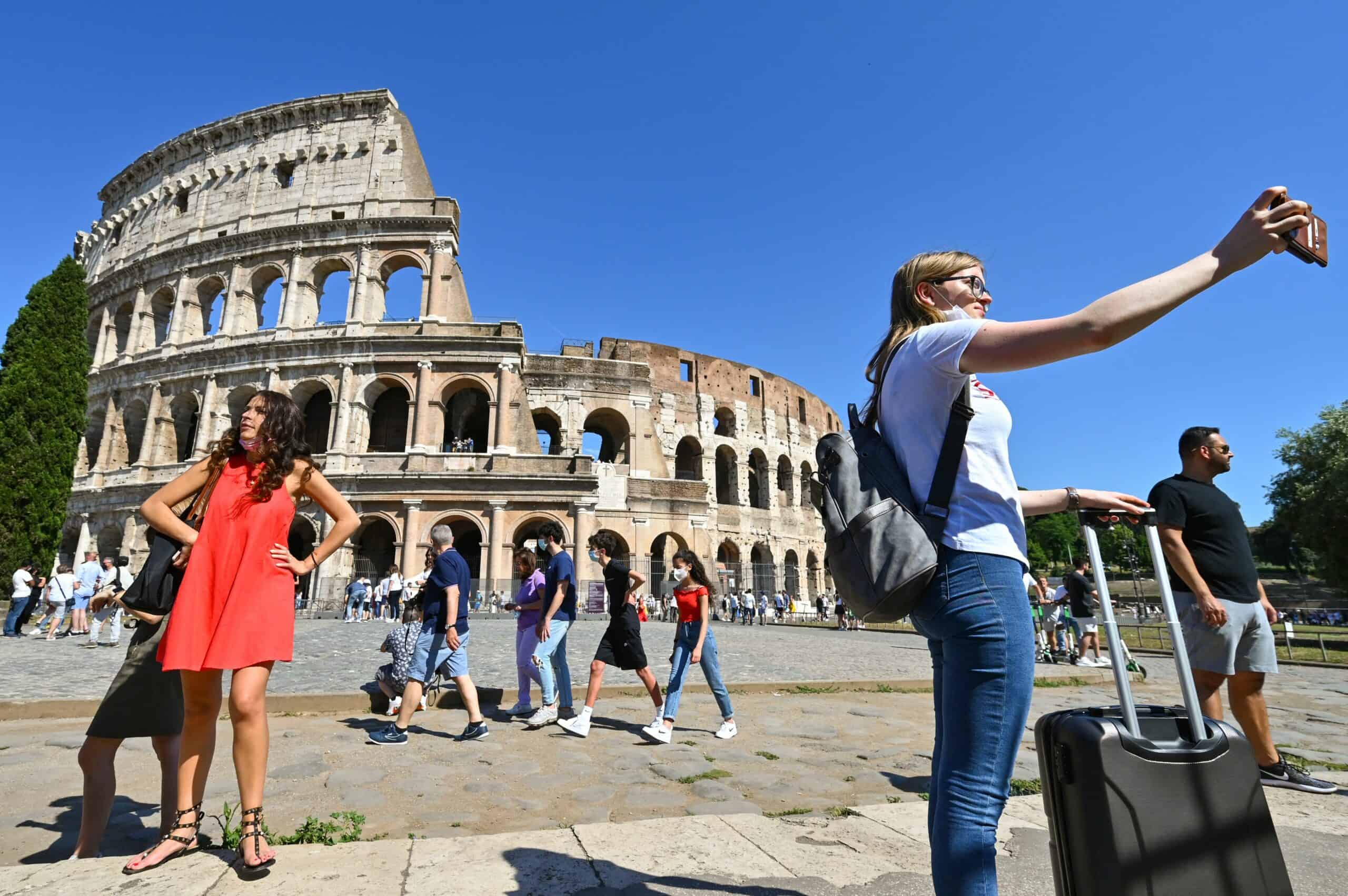 Người dân chụp ảnh trước Đấu trường La Mã ở Rome (Italia).