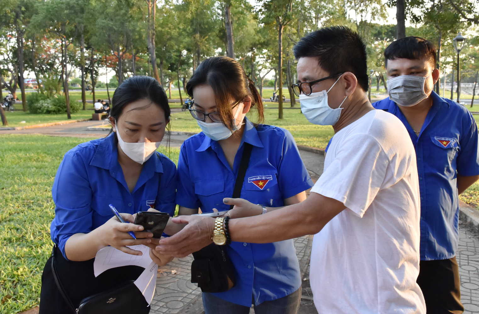 ĐVTN Thành Đoàn Bà Rịa hướng dẫn người dân cài đặt ứng dụng BLuezone ngay sau lễ phát động.