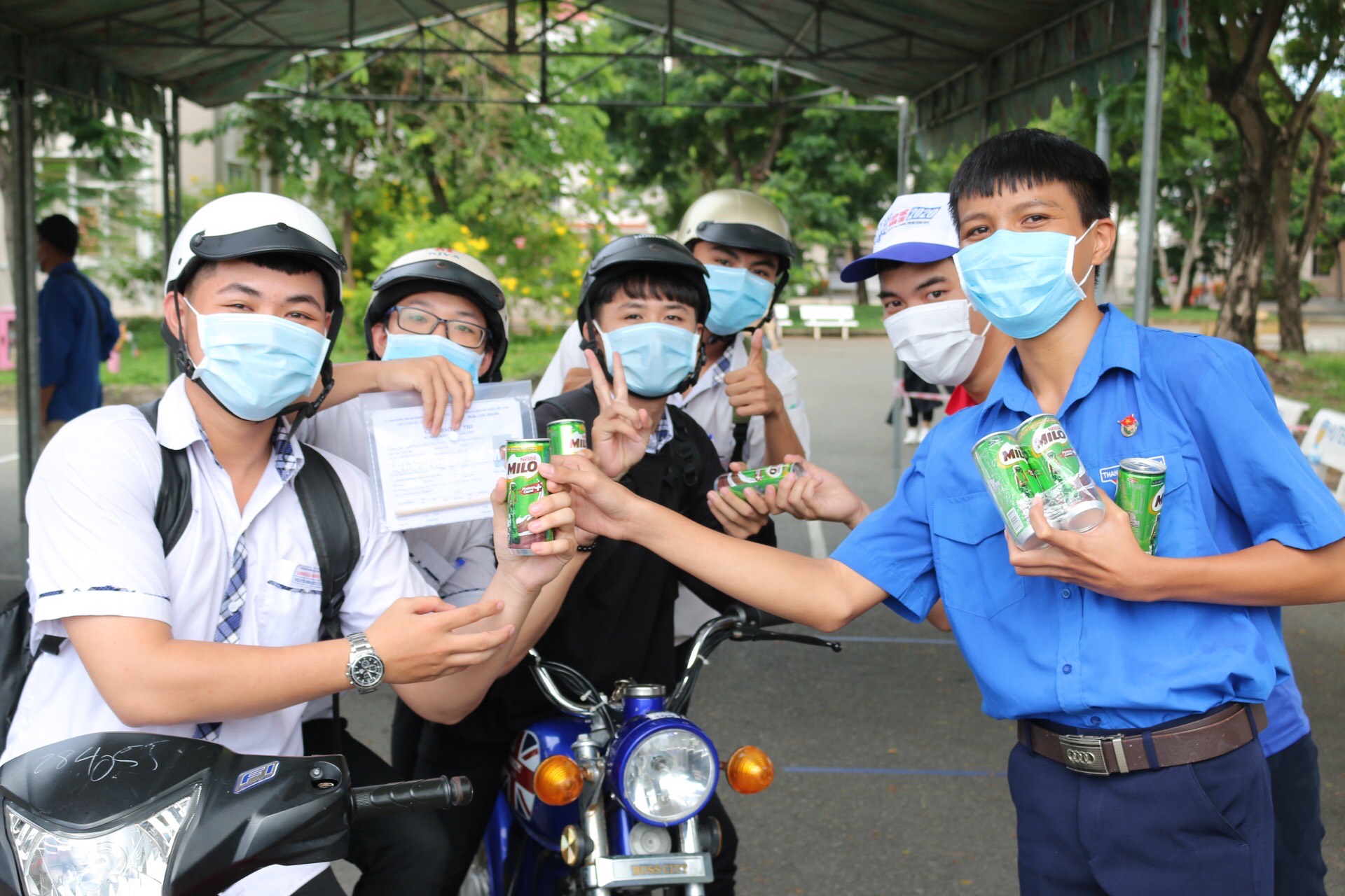 Lực lượng ĐVTN tiếp sức cho thí sinh dự thi tốt nghiệp THPT năm 2020 tại điểm thi Trường THPT Minh Đạm (huyện Long Điền). Ảnh: MINH THANH