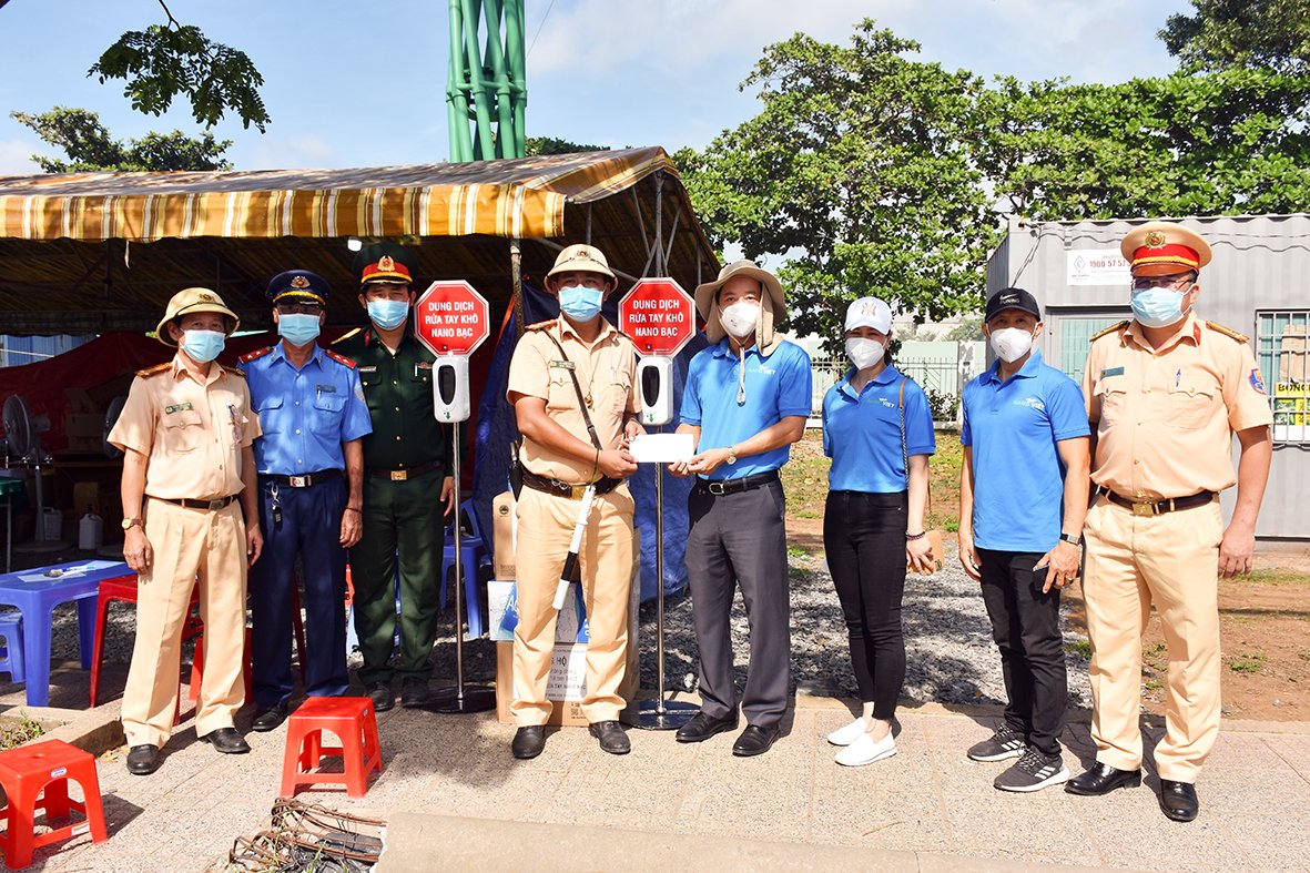 Đại diện Công ty CP Công nghệ môi trường Nano Việt thăm, tặng quà tại chốt kiểm tra xe ô tô liên ngành trên Quốc lộ 51.