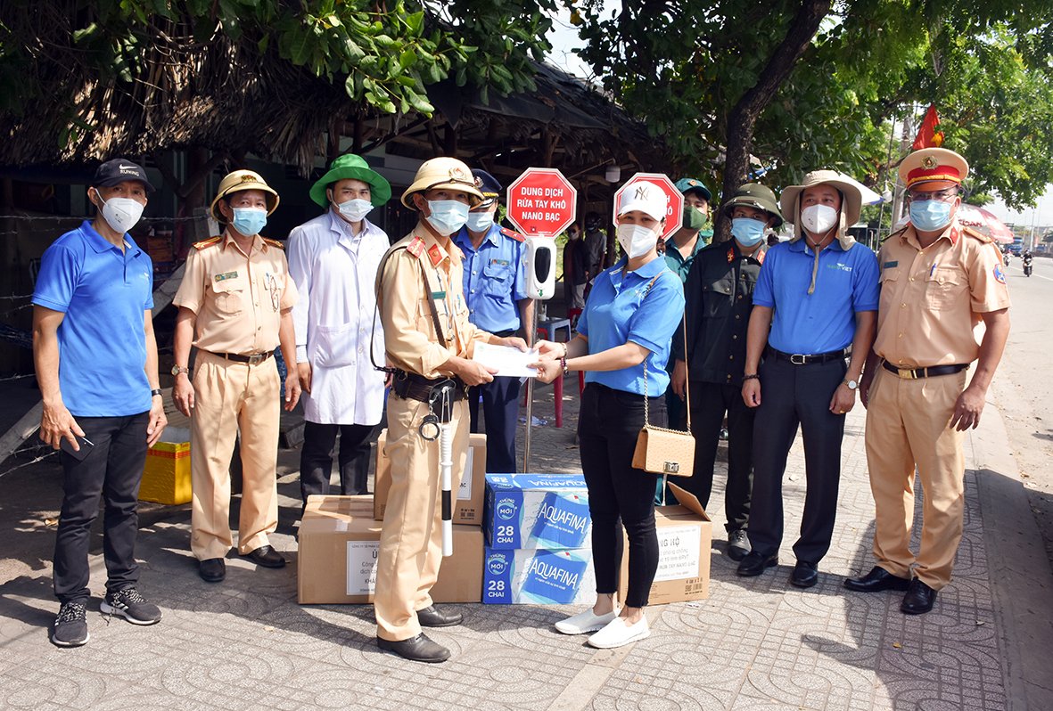 Đại diện Công ty CP Công nghệ môi trường Nano Việt thăm, tặng quà tại chốt kiểm tra xe máy liên ngành trên Quốc lộ 51.