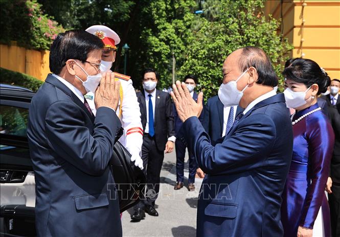 Chủ tịch nước Nguyễn Xuân Phúc và Phu nhân đón Tổng Bí thư, Chủ tịch nước Lào Thongloun Sisoulith và Phu nhân sang thăm hữu nghị chính thức Việt Nam. Ảnh: Thống Nhất/TTXVN