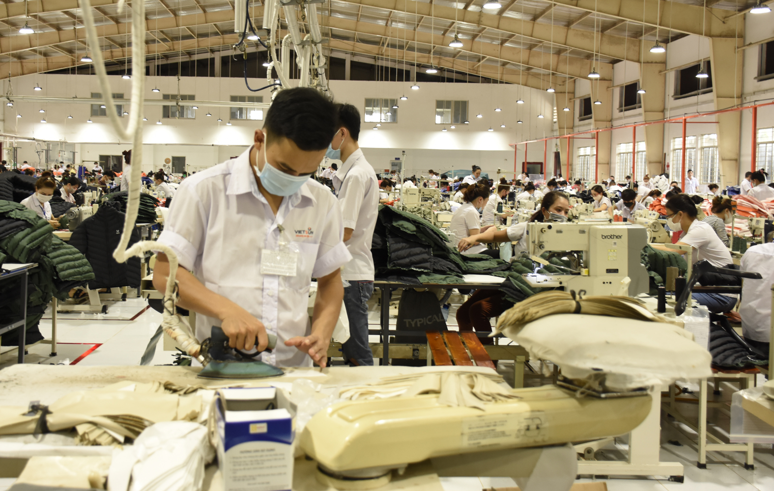 Ông Lê Ngọc Khánh, Phó Chủ tịch UBND tỉnh yêu cầu các ngành cần có các giải pháp hỗ trợ DN trong tình hình dịch bệnh COVID-19. Trong ảnh: Gia công áo gió xuất khẩu tại Công ty TNHH Quốc tế Việt An (cụm TTCN Hắc Dịch, phường Hắc Dịch, TX. Phú Mỹ).