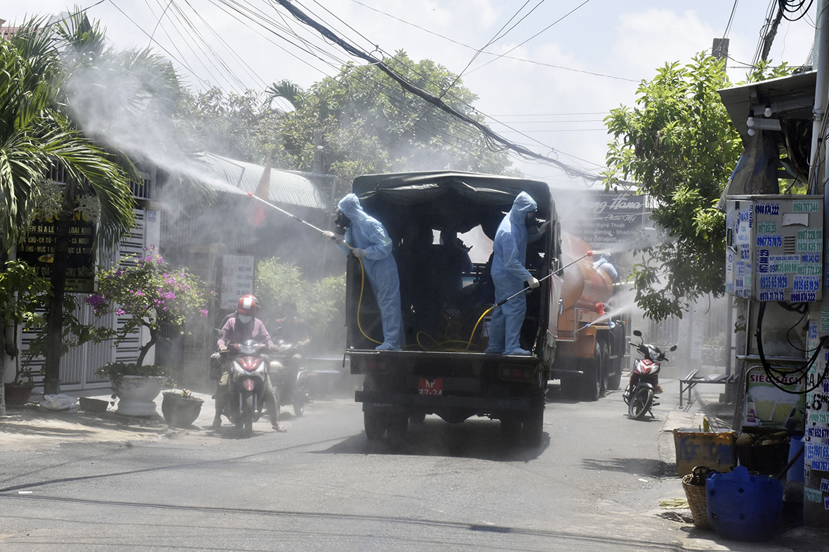 Xe chuyên dụng phun khử khuẩn, tiêu độc trên các trục đường, con hẻm liên quan đến ca nhiễm SARS-CoV-2 tại xã Phước Tỉnh (huyện Long Điền).