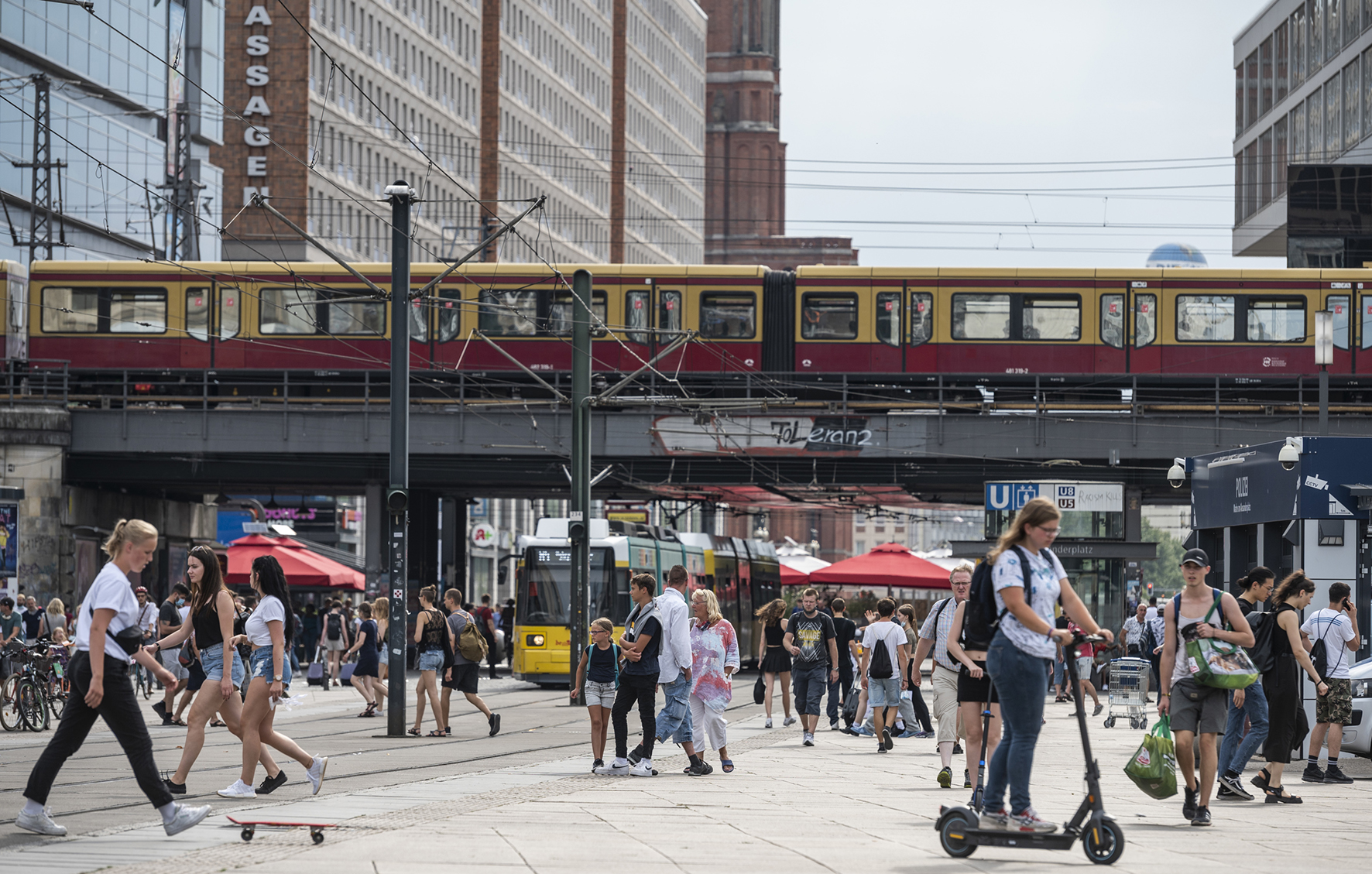 Người dân di chuyển trên đường phố tại Berlin, Đức ngày 14/8/2020, trong bối cảnh dịch COVID-19 lan rộng.