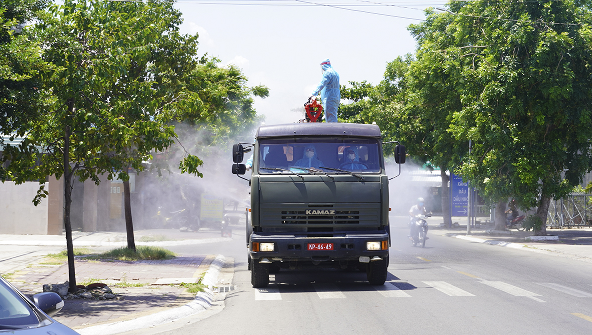 Lực lượng chức năng tiến hành phun tiêu độc khử trùng tại khu vực bị phong tỏa tạm thời