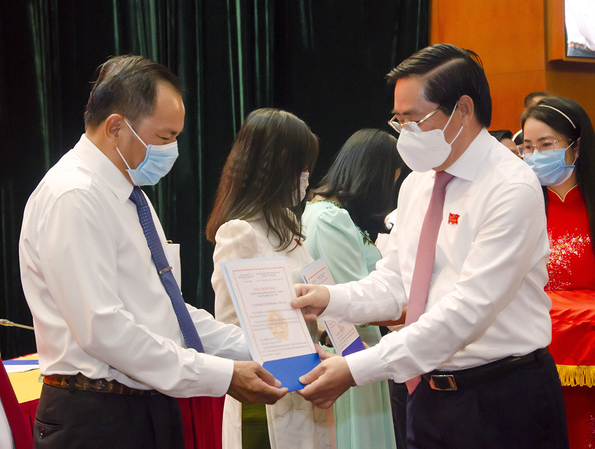 Ông Phạm Viết Thanh, Ủy viên Trung ương Đảng, Bí thư Tỉnh ủy trao Giấy chứng nhận đại biểu HĐND tỉnh nhiệm kỳ 2021-2026 cho các đại biểu trúng cử.