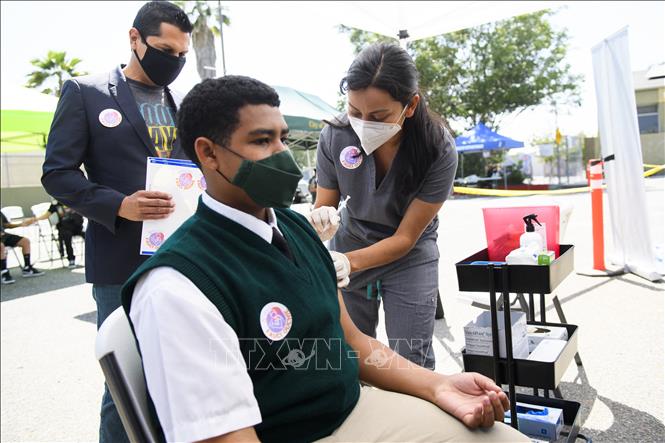 Nhân viên y tế tiêm vaccine COVID-19 cho người dân tại Los Angeles, bang California (Mỹ).