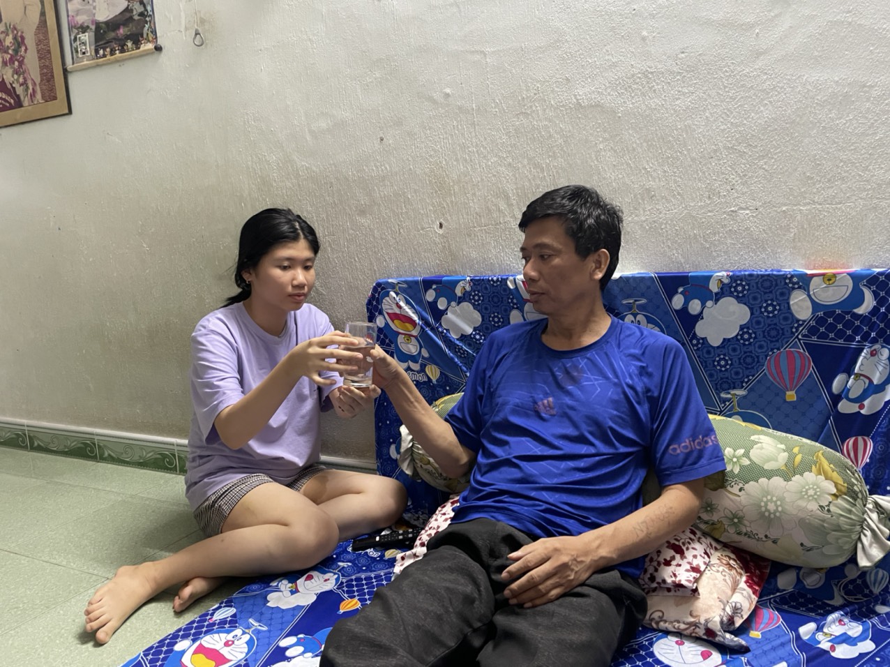 Anh Lê Nha Trang và vợ Nguyễn Thị Giang cùng mắc bệnh ung thư gặp khó khăn cần sự chung tay giúp đỡ của các nhà hảo tâm. Trong ảnh: Con gái anh Lê Nha Trang chăm sóc bố vừa từ BV về nhà sau khi hóa trị.