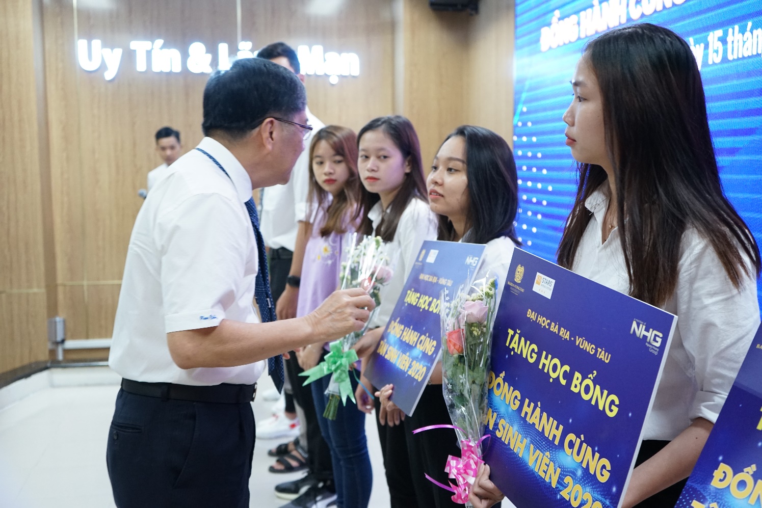 GS.TS Nguyễn Lộc, Hiệu trưởng BVU trao học bổng 