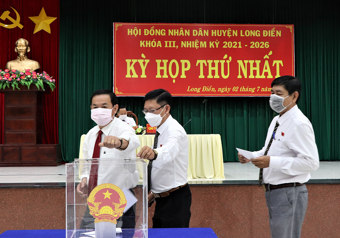 Đại biểu HĐND huyện Long Điền tiến hành bầu chức danh Chủ tịch HĐND huyện Long Điền khóa III, nhiệm kỳ 2021-2026.