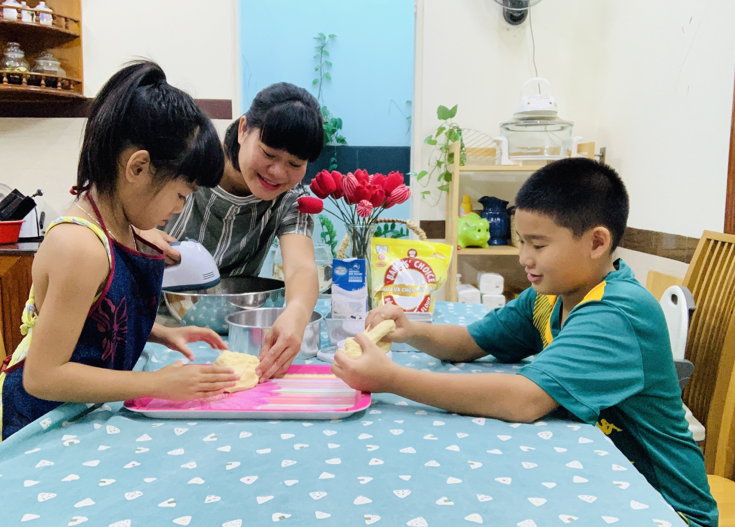 Mùa hè đặc biệt đã giúp những câu ấm, cô chiêu trưởng thành hơn từ những việc nấu ăn, làm bánh.