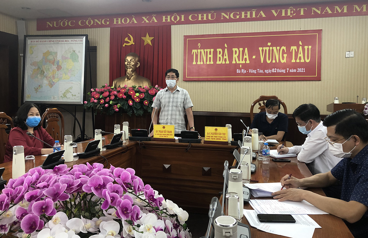 Ông Phạm Viết Thanh, Ủy viên Trung ương Đảng, Bí thư Tỉnh ủy, Chủ tịch HĐND tỉnh chỉ đạo tại cuộc họp trực tuyến với các địa phương về phòng, chống dịch COVID-19