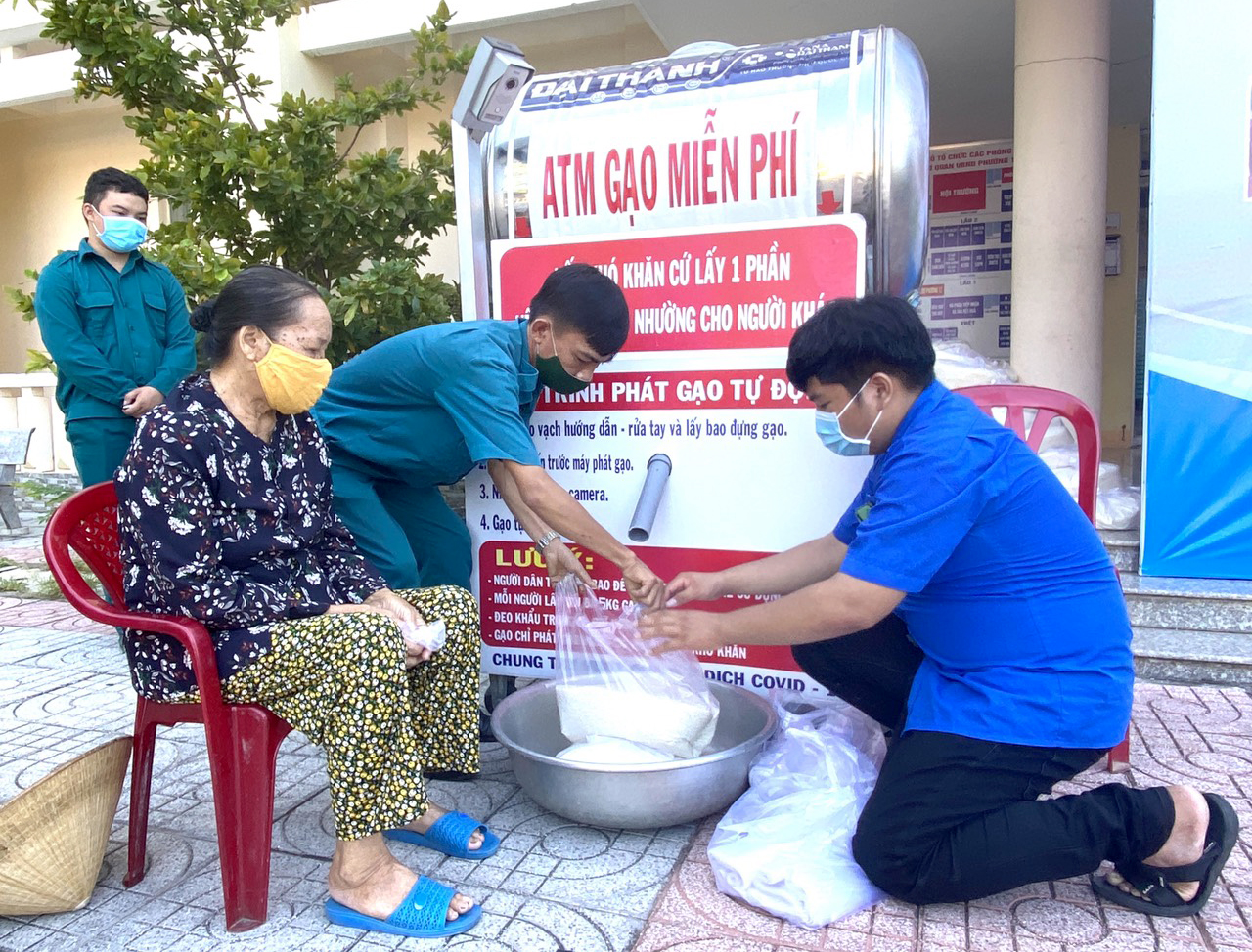 Người dân đến nhận gạo từ cây “ATM gạo miễn phí” tại UBND phường 12, TP. Vũng Tàu.