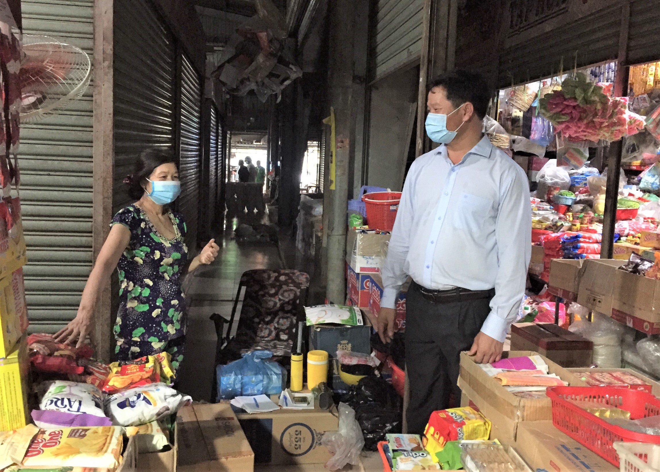 Ông Lê Thanh Liêm, Phó Chủ tịch UBND huyện Châu Đức khảo sát tình hình dự trữ hàng hóa tại Trung tâm thương mại Kim Long (huyện Châu Đức)