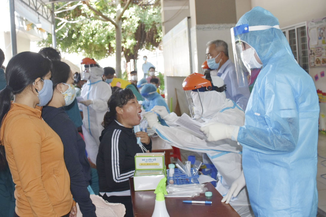 Tính đến 17 giờ ngày 3/7, BR-VT ghi nhận 12 trường hợp mắc COVID-19 trong cộng đồng. Trong ảnh: Nhân viên y tế xét nghiệm COVID-19 cho người dân xã Phước Tỉnh, huyện Long Điền.