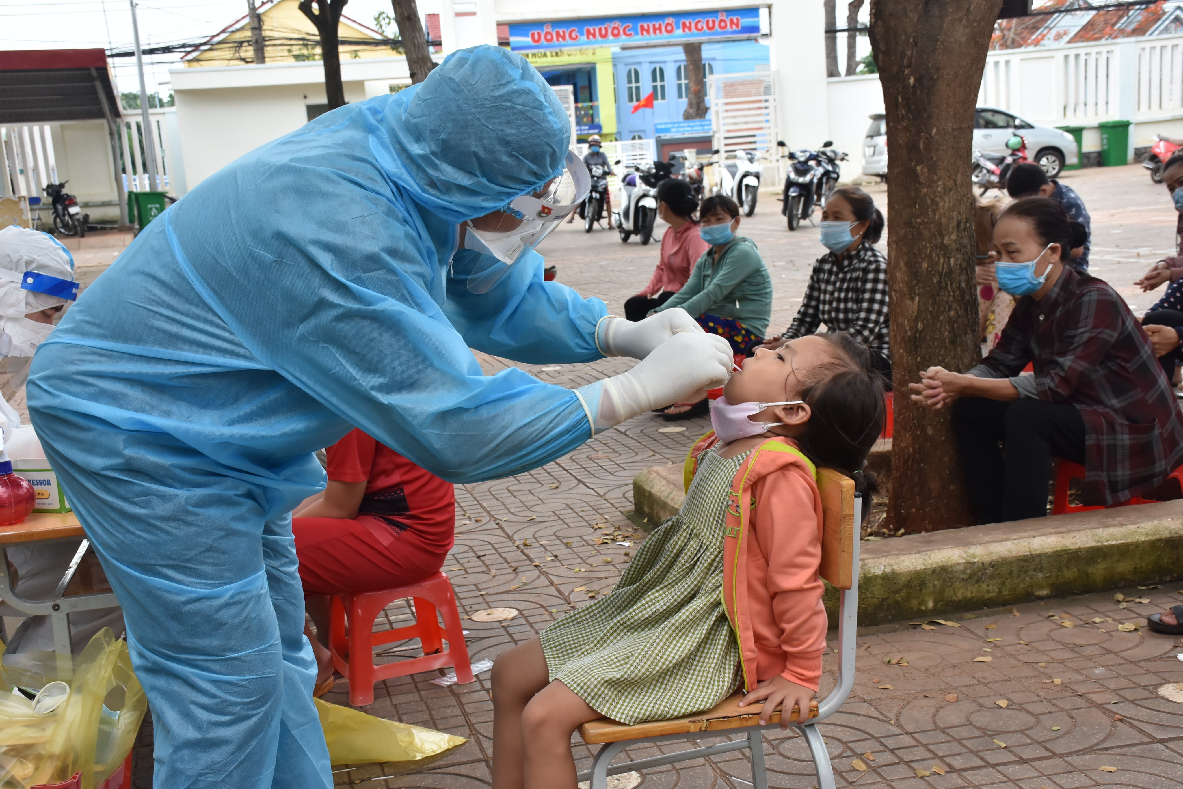 Nhân viên y tế lấy mẫu xét nghiệm COVID-19 cho người dân xã Sơn Bình, huyện Châu Đức.