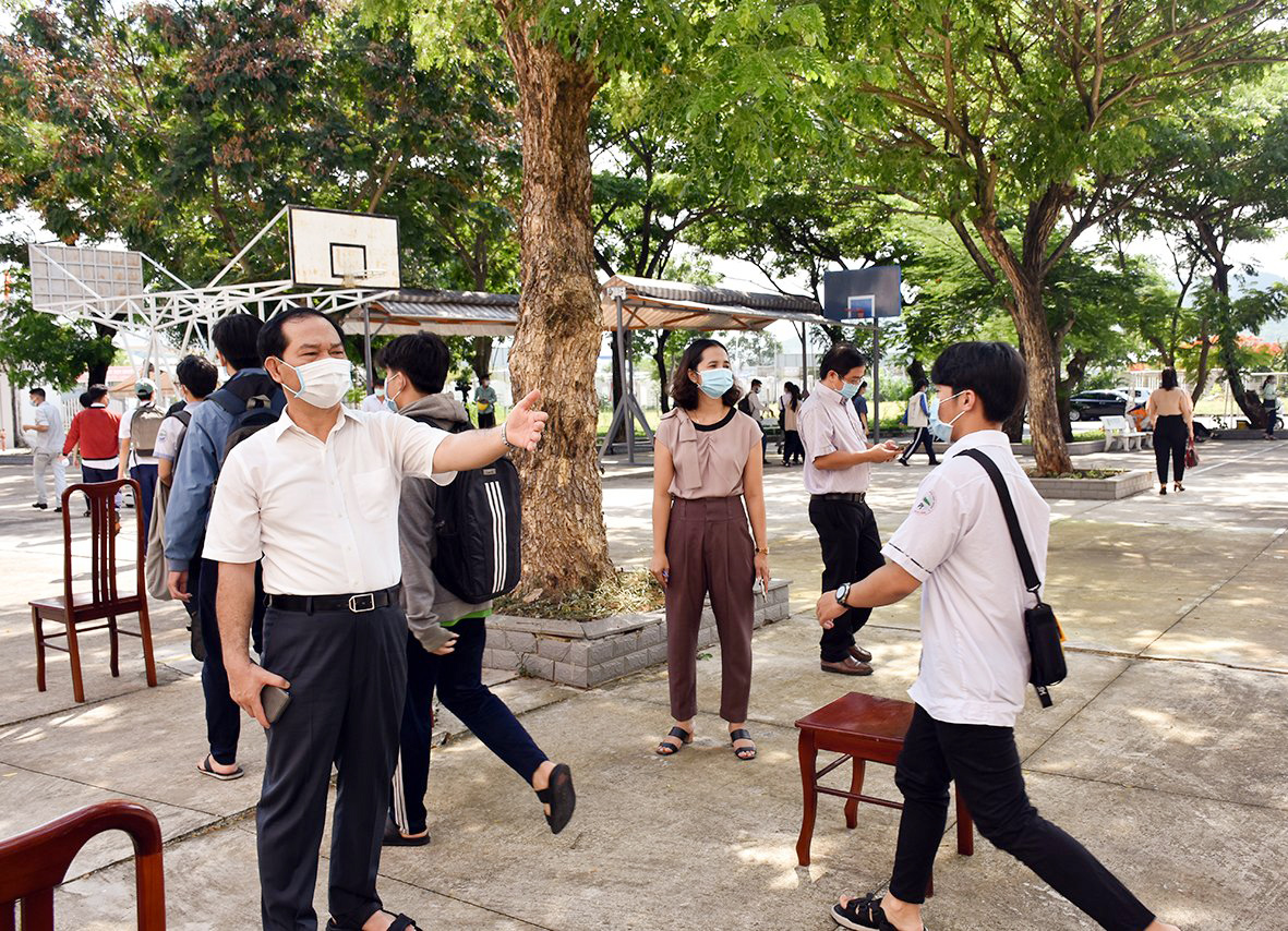 Ông Mai Ngọc Thuận, Ủy viên Ban Thường vụ Tỉnh ủy, Phó Chủ tịch HĐND tỉnh kiểm tra công tác xét nghiệm COVID-19 tại điểm thi Trường THPT Minh Đạm, huyện Long Điền.