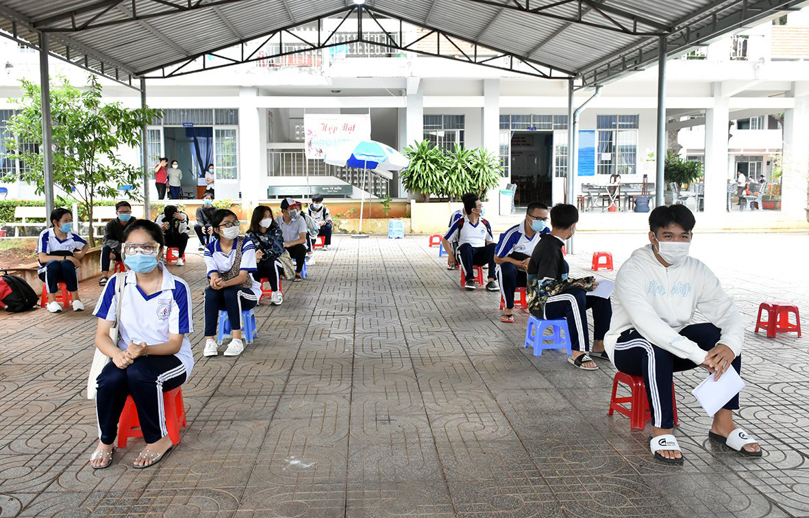 Các HS ngồi giãn cách chờ lấy mẫu xét nghiệm COVID-19 tại Trương THPT Trần Văn Quan, huyện Long Điền.
