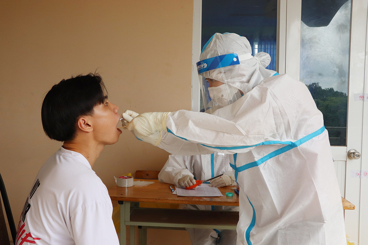 Nhân viên y tế lấy mẫu xét nghiệm COVID-19 cho HS tại điểm thi Trường THPT Nguyễn Du (TT.Ngãi Giao).