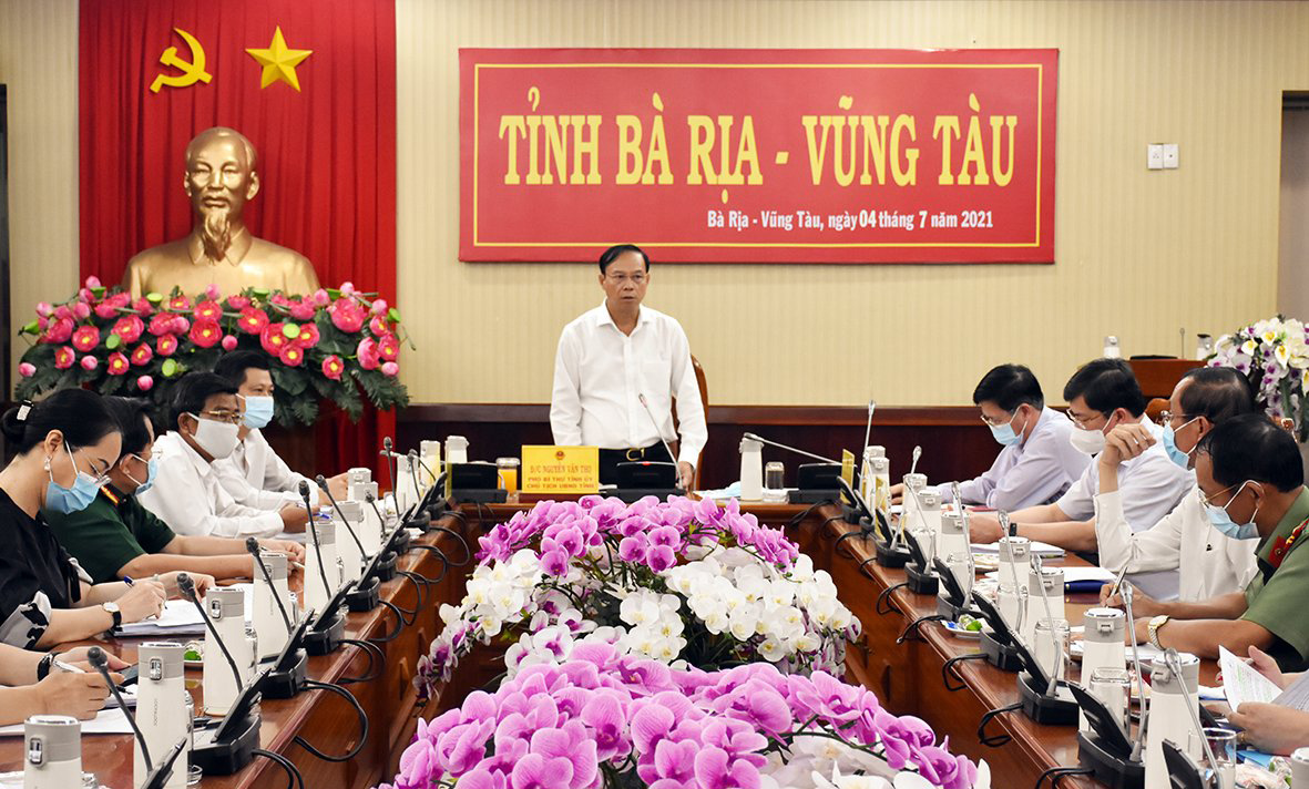 Ông Nguyễn Văn Thọ, Chủ tịch UBND tỉnh, Trưởng Ban Chỉ đạo Phòng, chống dịch COVID-19 tỉnh phát biểu tại cuộc họp.
