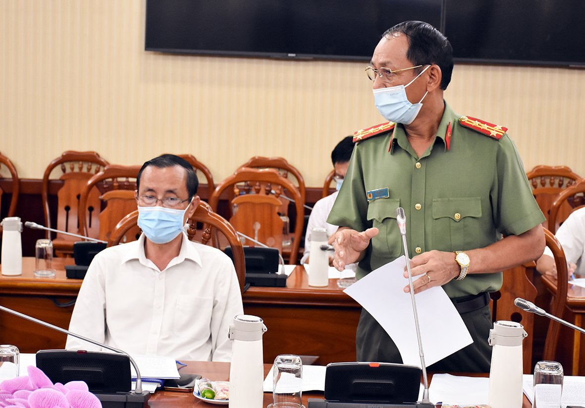Đại tá Bùi Văn Thảo, Ủy viên Ban Thường vụ Tỉnh ủy, Giám đốc Công an tỉnh báo cáo về tình hình hoạt độngu các chốt kiểm tra liên ngành kiểm tra người ra, vào tỉnh.