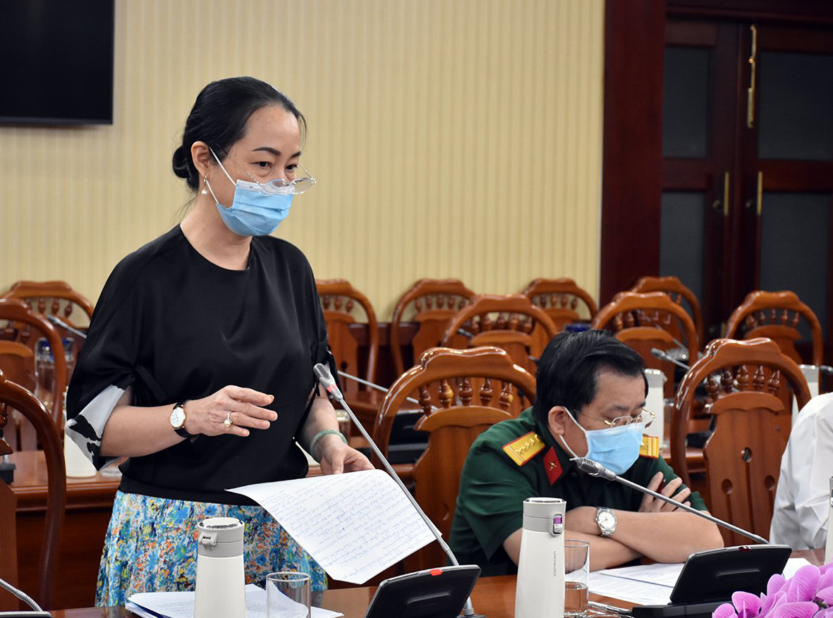 Bà Trần Thị Ngọc Châu, Giám đốc Sở GD-ĐT báo cáo về công tác bảo đảm an toàn trong Kỳ thi tốt nghiệp THPT năm 2021.