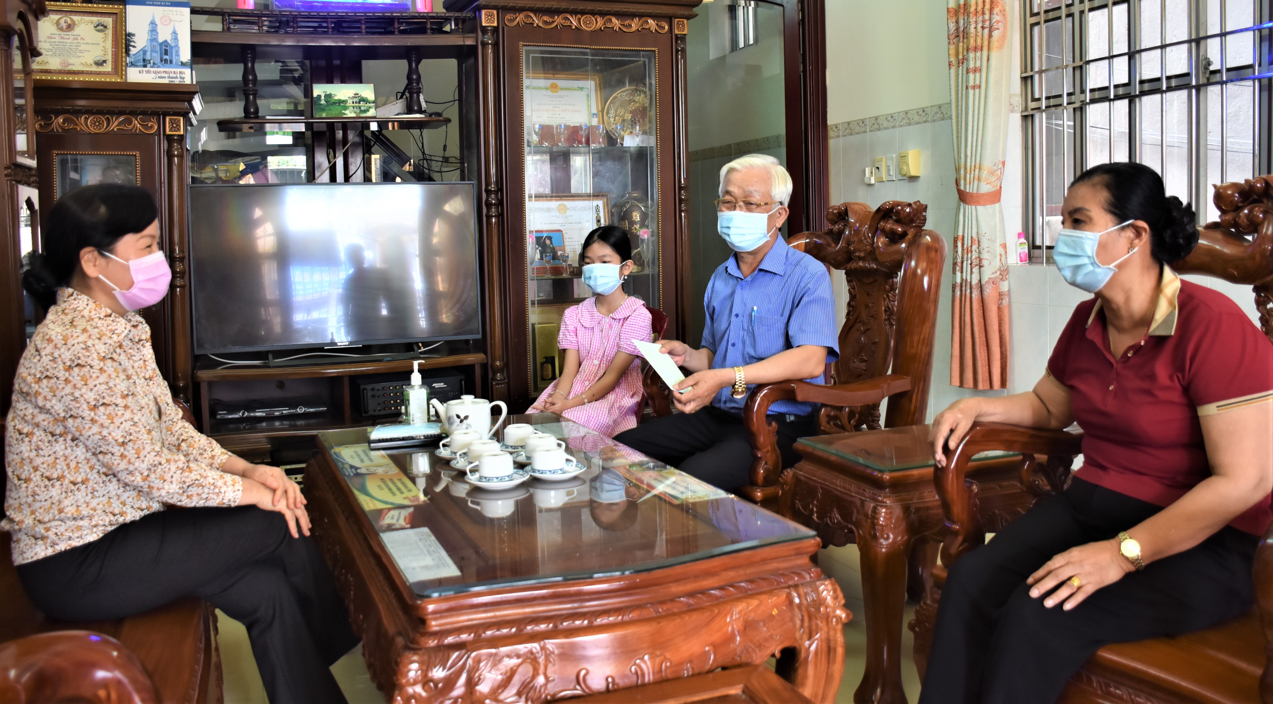 Gia đình ông Nguyễn Xuân Bang (khu phố 2, phường Phước Nguyên, TP. Bà Rịa) đóng góp 500 triệu đồng ủng hỗ Quỹ vắc xin và phòng dịch COVID-19.