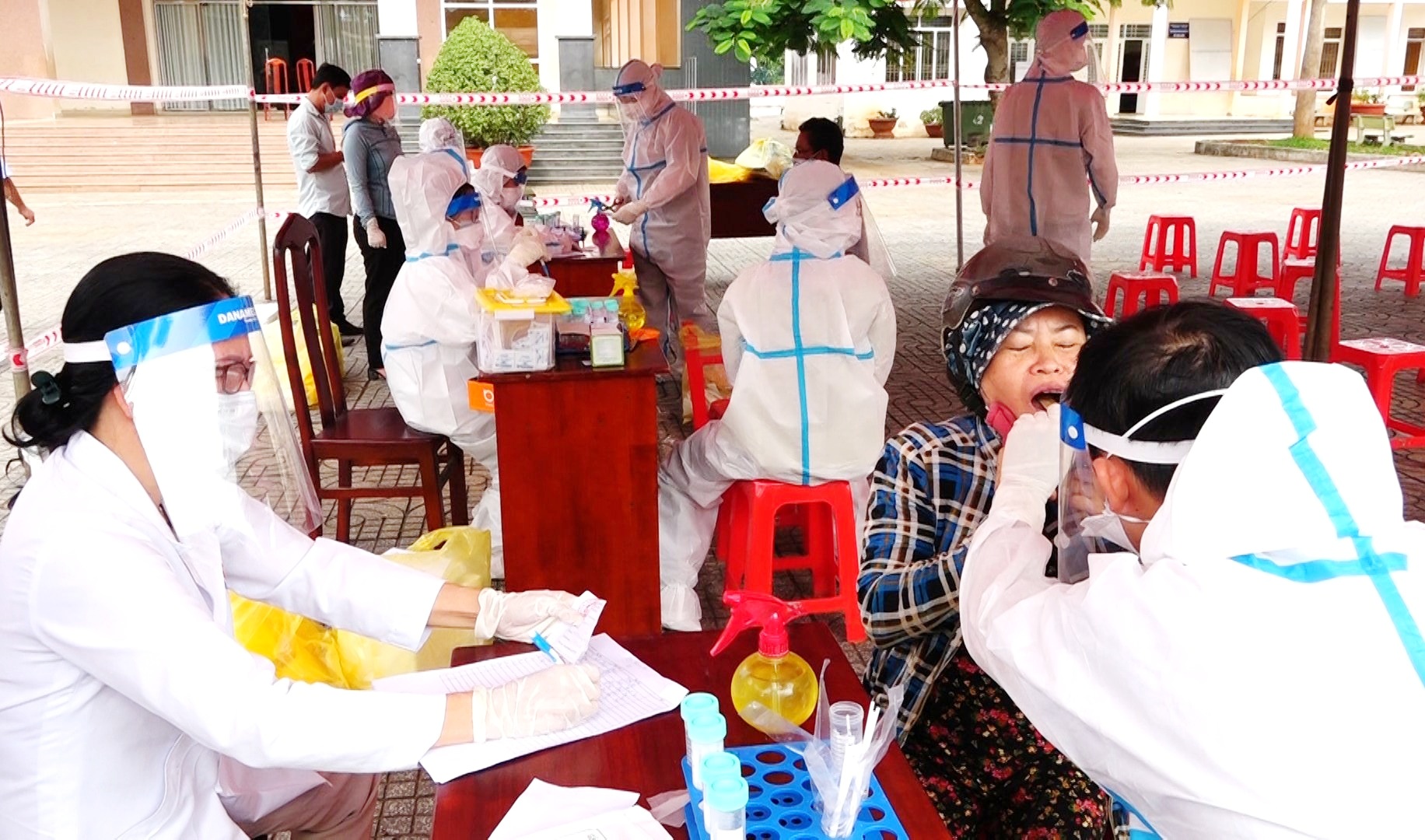 Công tác lấy mẫu xét nghiệm được thực hiện khẩn trương, bài bản.  Trong ảnh: Lực lượng y tế huyện Châu Đức lấy mẫu xét nghiệm cho tiểu thương chợ Ngãi Giao sáng 5/7.