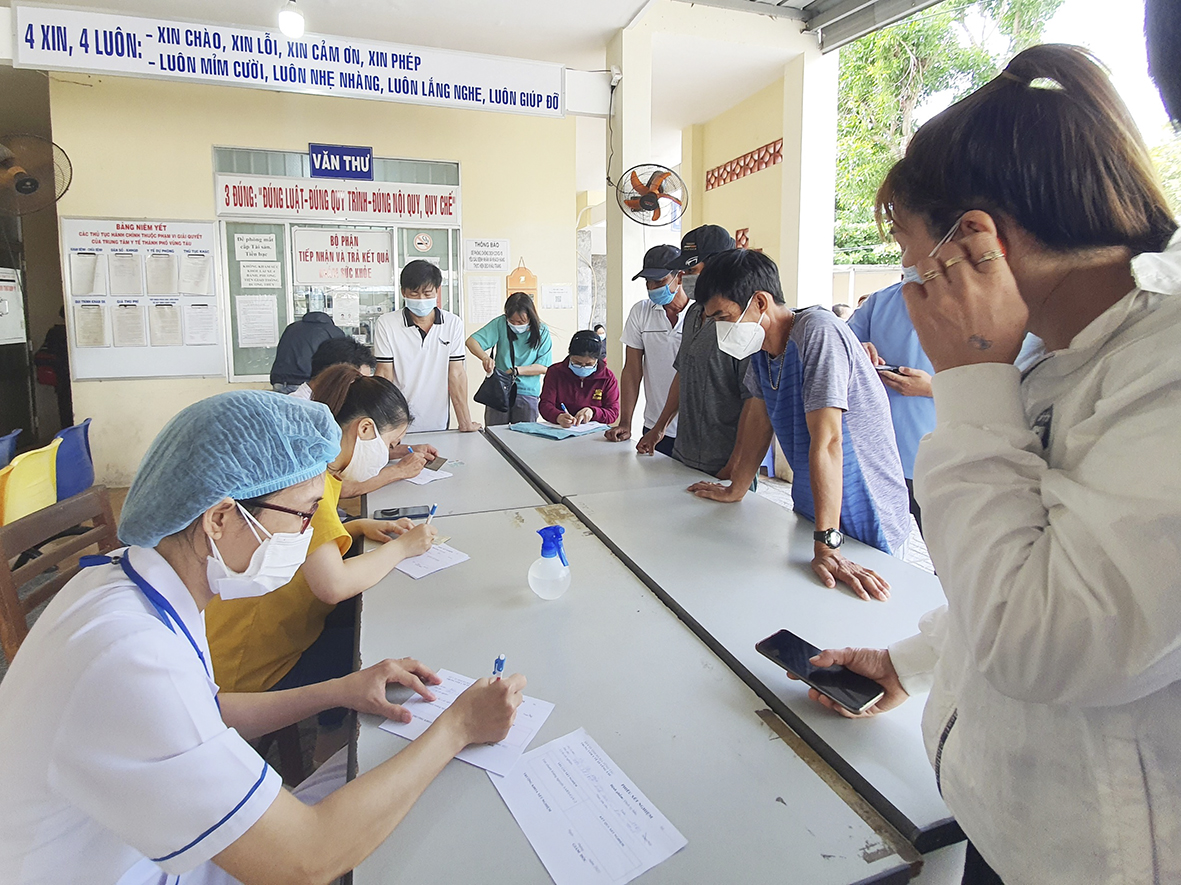 Người dân đăng ký xét nghiệm nhanh tại TTYT TP.Vũng Tàu.