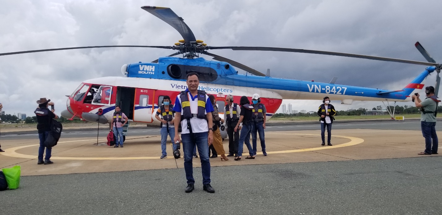 ThS Nguyễn Hữu Sà, Phó trưởng Bộ môn Công nghệ kỹ thuật Công trình xây dựng BVU di chuyển bằng trực thăng từ Sân bay Vũng Tàu đi Côn Đảo làm nhiệm vụ kiểm tra công tác coi thi tại kỳ thi tốt nghiệp THPT 2021