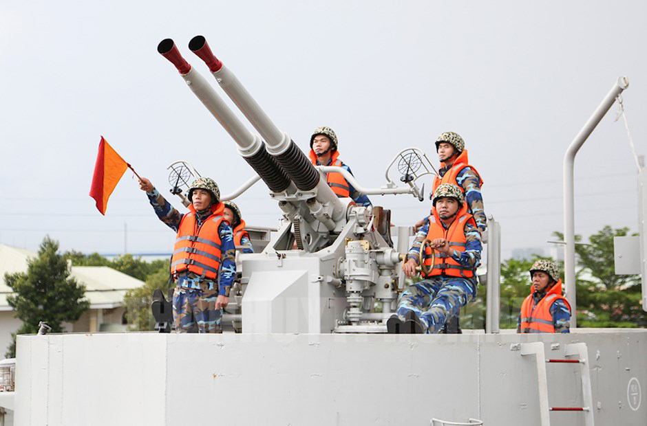 Cán bộ, chiến sĩ Vùng 2 Hải quân  huấn luyện bắn mục tiêu trên không.
