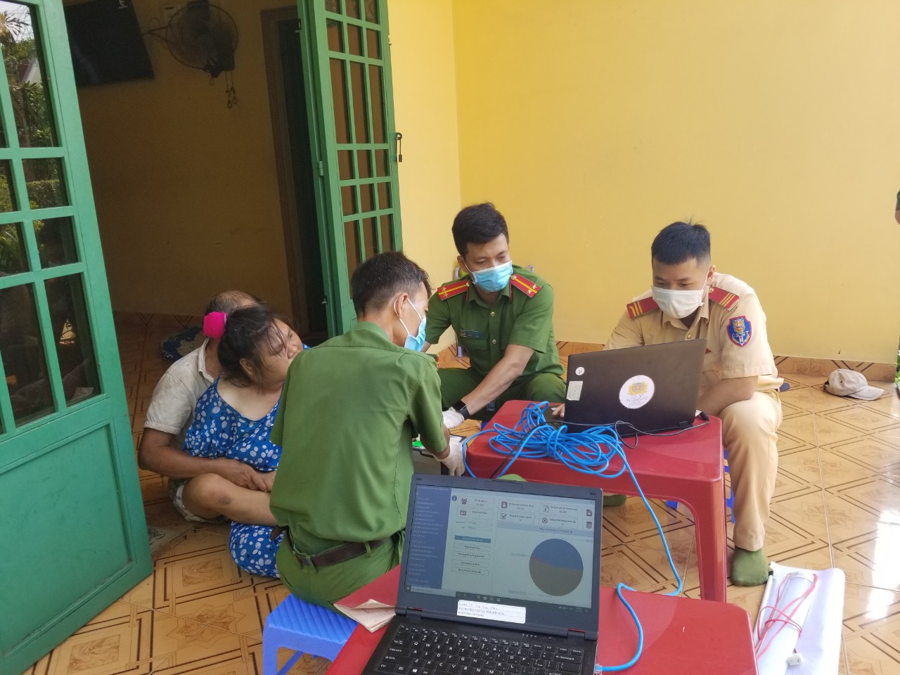 Công an phường Long Toàn (TP.Bà Rịa) làm thủ tục cấp CCCD gắn chíp cho người khuyết tật  trên địa bàn