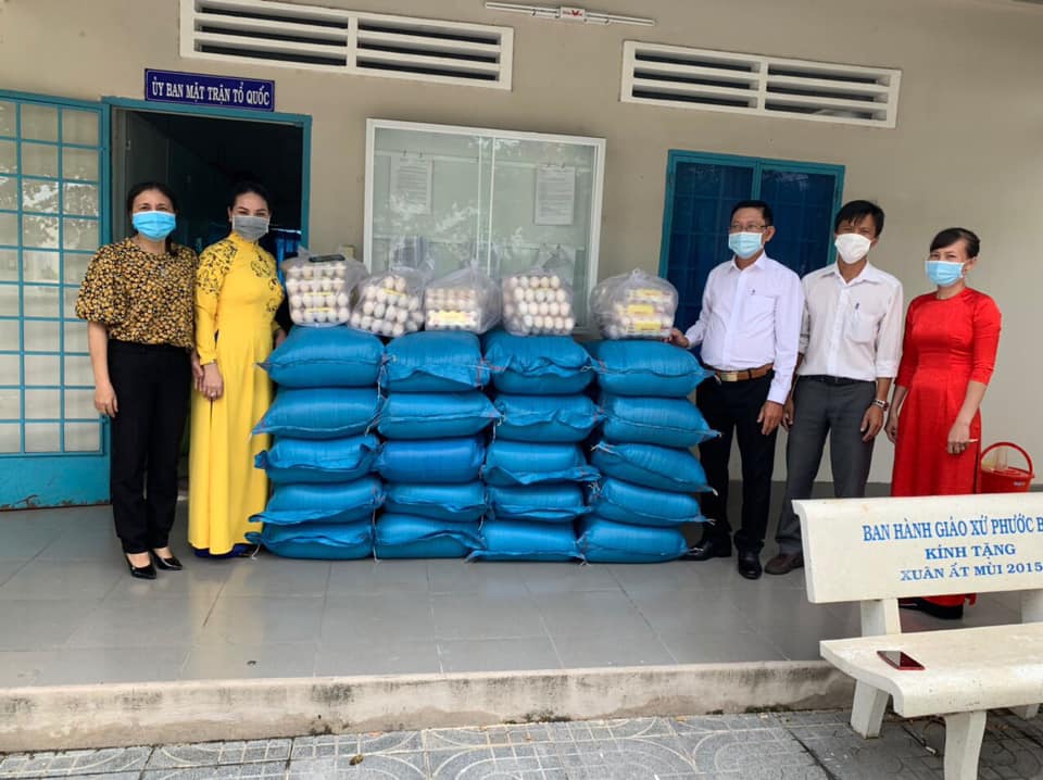 Đại diện Hội LHPN huyện Long Điền bàn giao gạo và trứng vịt cho UBMTTQ xã Phước Tỉnh.