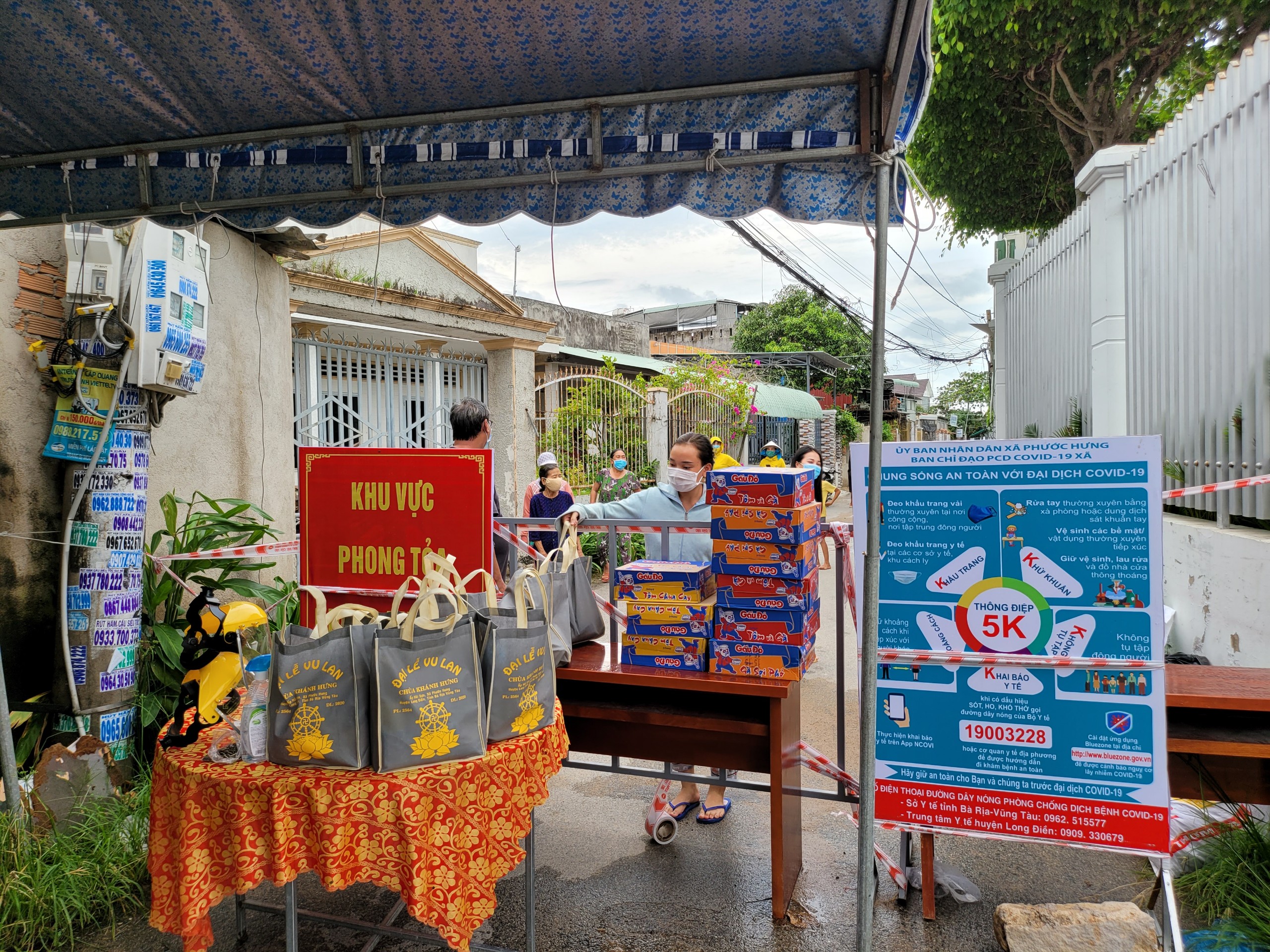 Người dân khu cách ly, phong tỏa tổ 12 nhận quà tại chốt phong tỏa.
