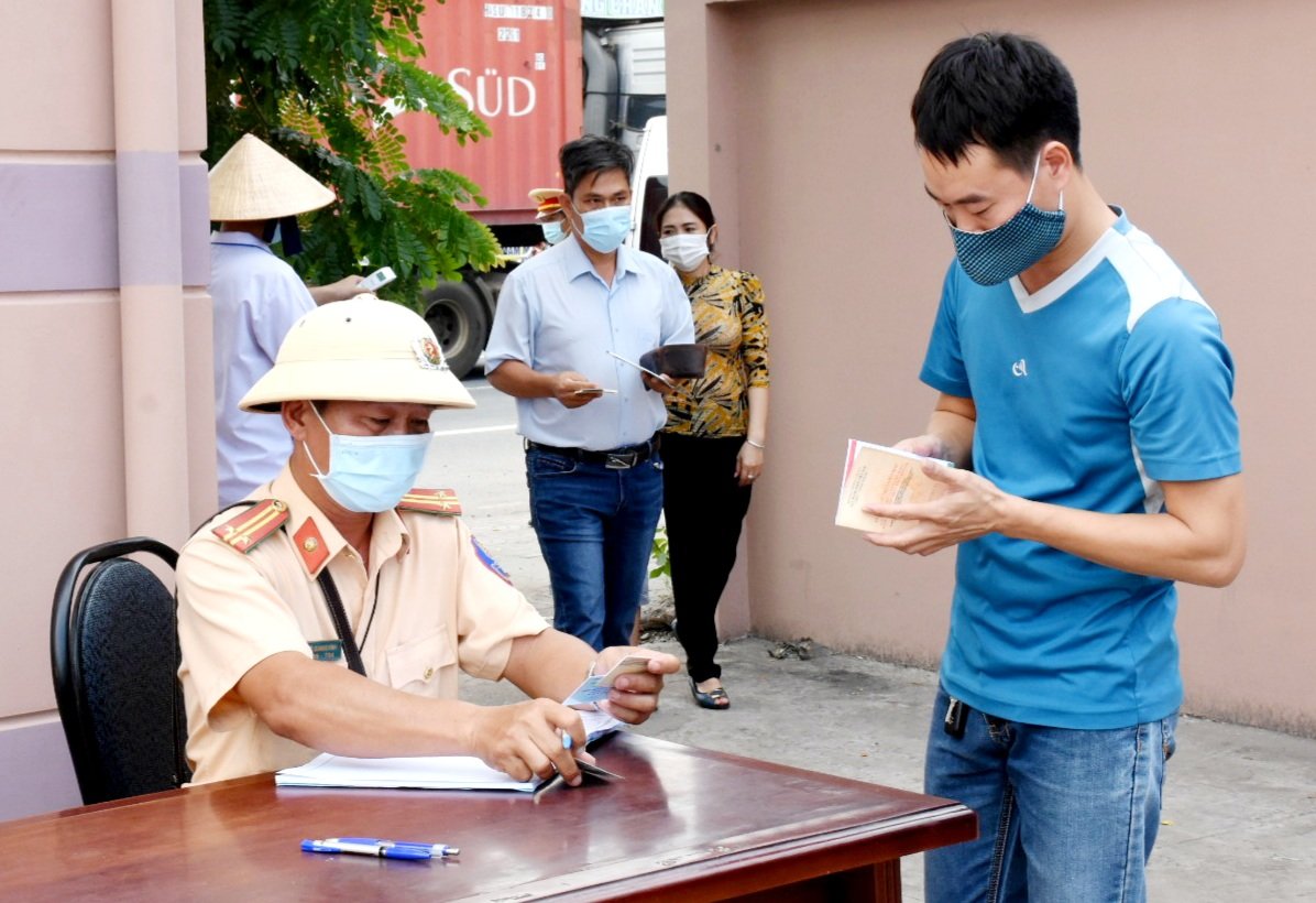 Người dân khai báo y tế khi qua chốt kiểm tra liên ngành phòng, chống dịch trên QL.51 (địa bàn TX.Phú Mỹ).