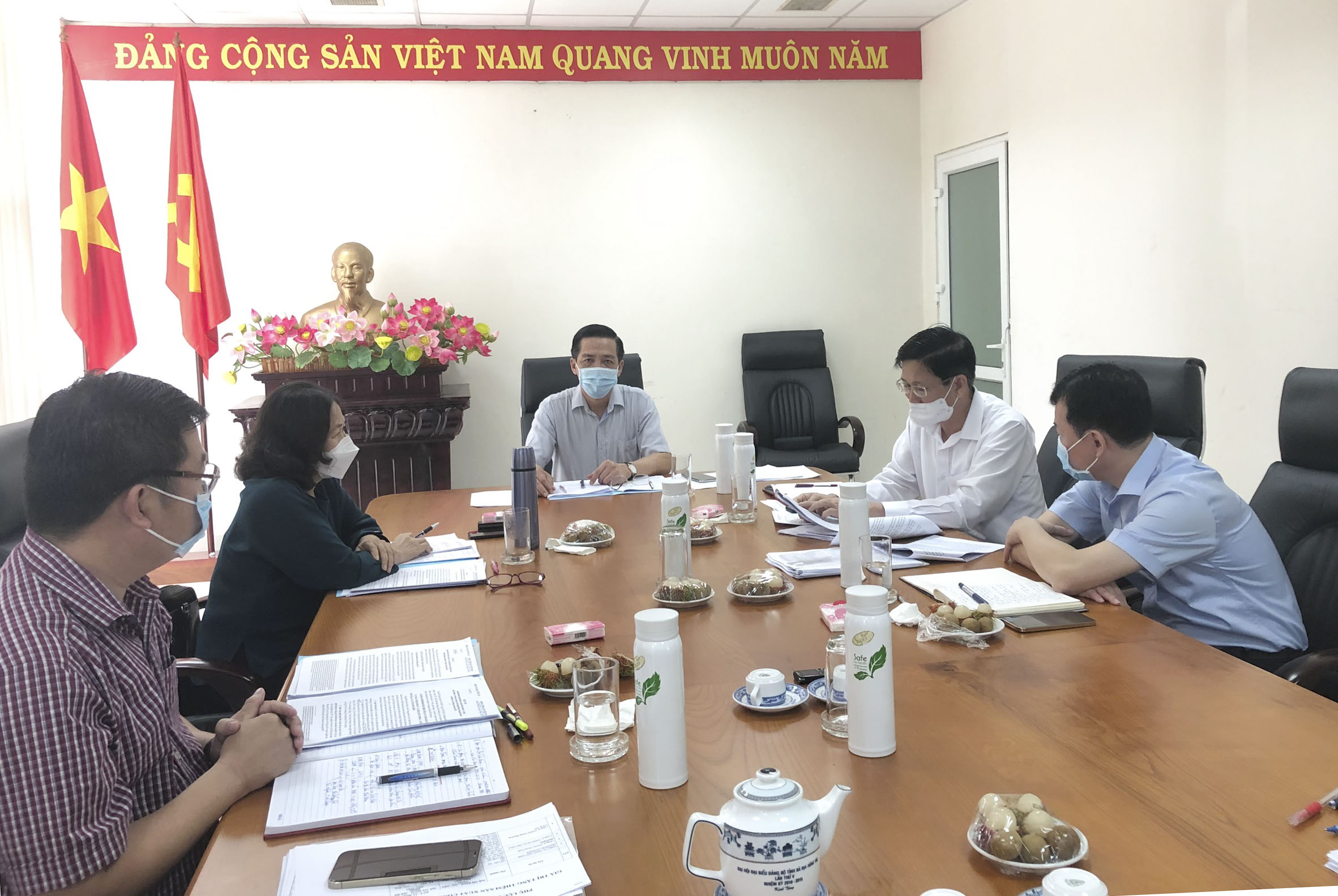 Ông Lưu Tài Đoàn, Trưởng Ban Tổ chức Tỉnh ủy chủ trì thảo luận Tổ 4.