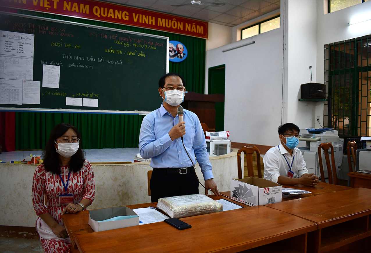 Ông Mai Ngọc Thuận, Phó Chủ tịch HĐND tỉnh thăm, động viên Hội đồng thi THPT Ngô Quyền, huyện Châu Đức.