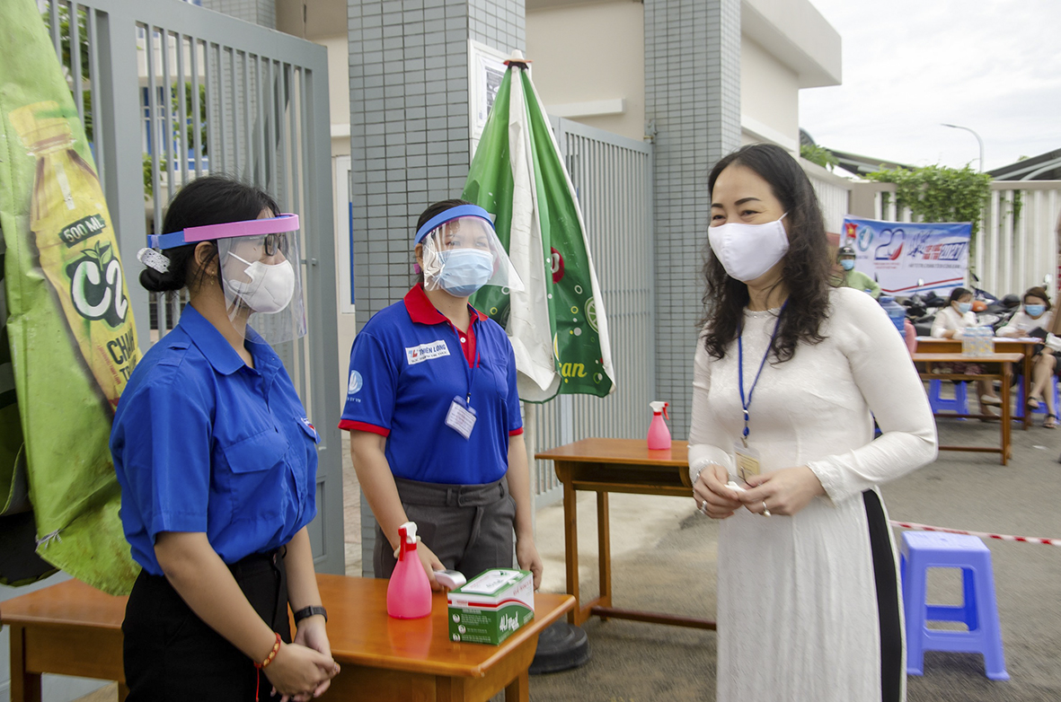 Bà Trần Thị Ngọc Châu, Giám đốc Sở GD-ĐT động viên lực lượng tiếp sức mùa thi phục vụ cho kỳ thi tốt nghiệp THPT năm 2021 tại điểm thi Trường THPT Nguyễn Khuyến, TP.Vũng Tàu. Ảnh: BẢO KHÁNH