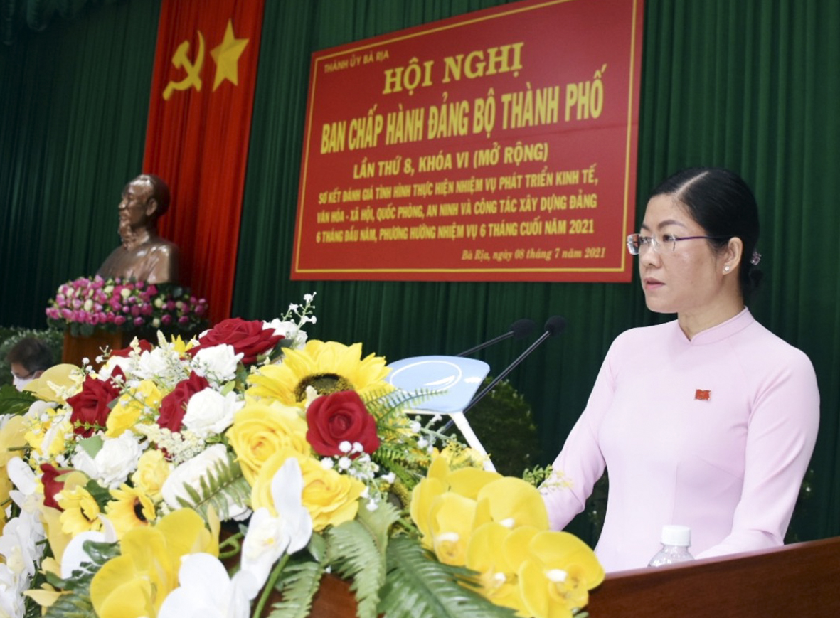 Bà Lê Thị Thủy, Phó Bí thư Thường trực Thành ủy Bà Rịa báo cáo về tình hình thực hiện công tác 6 tháng đầu năm và một số nhiệm vụ trọng tâm 6 tháng cuối năm 2021