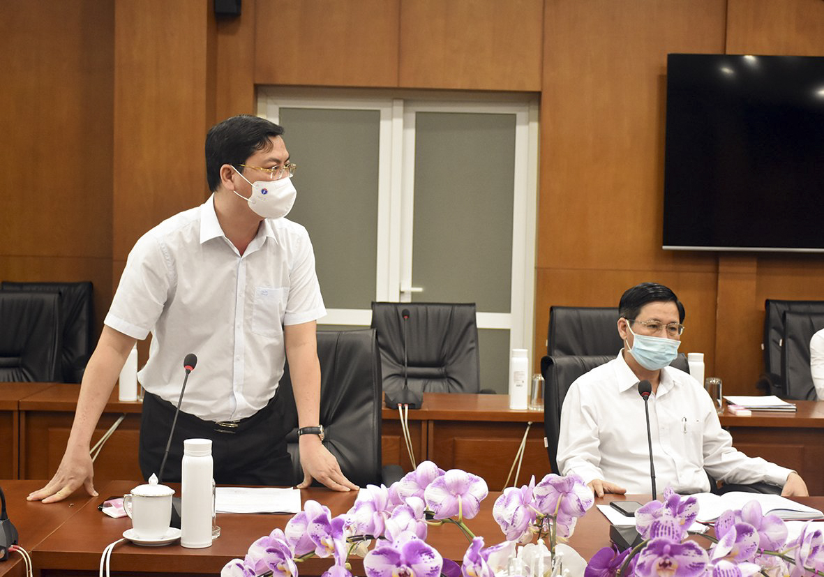 Ông Nguyễn Công Vinh, Phó Chủ tịch UBND tỉnh báo cáo về công tác phòng, chống dịch COVID-19 tại các khu công nghiệp.