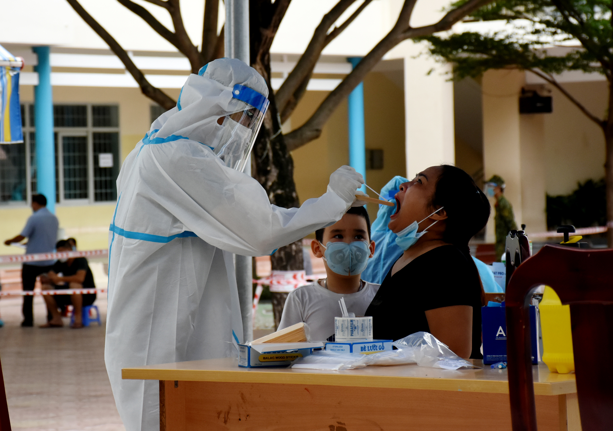 Tiểu thương chợ Rạch Dừa lấy mẫu test nhanh sau khi có ca tiểu thương tại chợ dương tính với COVID-19.