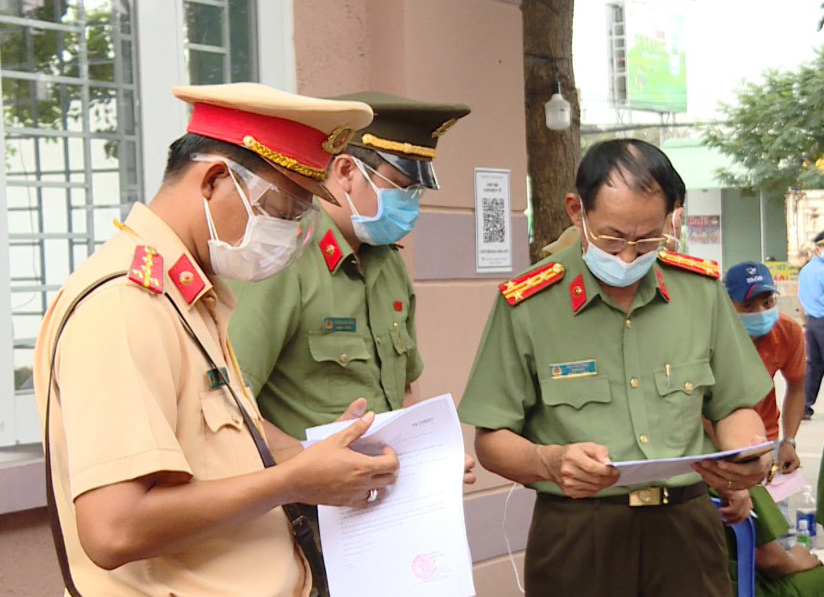 Đại tá Bùi Văn Thảo (bìa phải), Giám đốc Công an tỉnh kiểm tra công tác khai báo y tế tại các chốt trên Quốc lộ 51. Ảnh: CTV