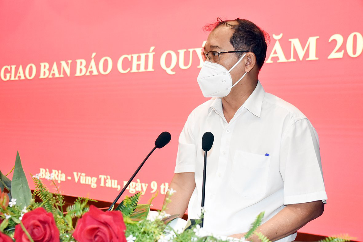 Bác sĩ Phạm Minh An, Giám đốc Sở Y tế báo cáo về công tác phòng, chống dịch COVID-19 trên địa bàn tỉnh.